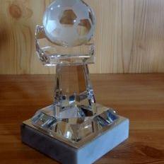 Nobelesseglas Fußball auf Hand