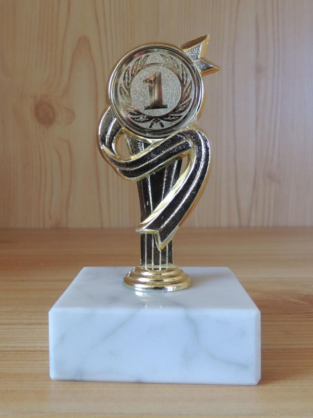 Ehrenpreis Kunststoff mit Marmor 9,5cm #DA 2