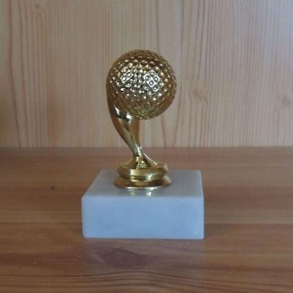 Golfball auf Marmor