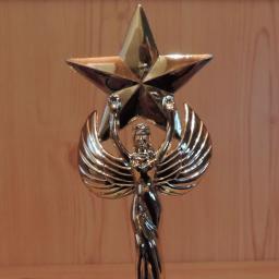 Engel mit Stern aus Kunststoff auf Marmor 16cm